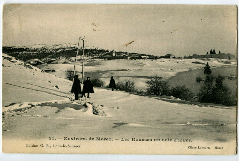 Carte postale ancienne Jura Environs de Morez Les Rousses un Soir d'Hiver animé aux Rousses