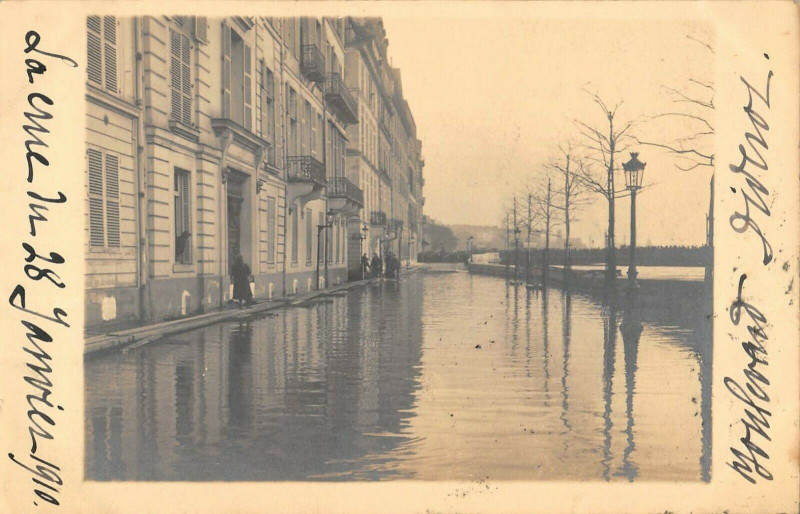 Carte postale ancienne Paris XIIe Carte Photo Situee Boulevard Diderot Inondations De 1910 à Paris 12e