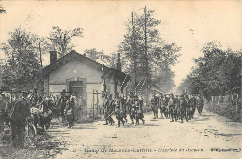 Carte postale ancienne Camp De Maisons Laffitte L'Arrivee Du Drapeau à Maisons-Laffitte
