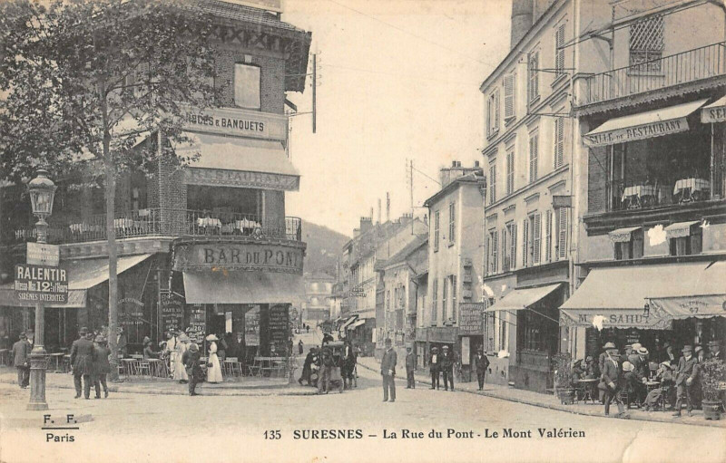 Carte postale ancienne Suresnes La Rue Du Pont Le Mont Valerien à Suresnes