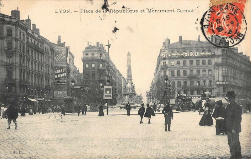 Carte postale ancienne Lyon Place De La Republique Monument Carnot à Lyon