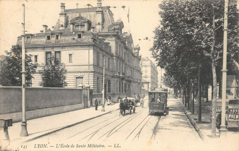 Carte postale ancienne Lyon Ecole De Sante Militaire à Lyon