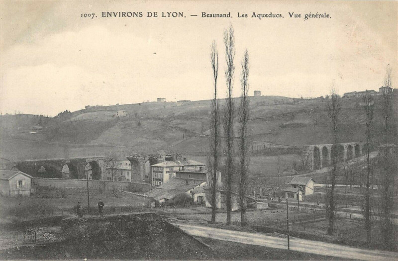 Carte postale ancienne Environs De Lyon Beaunand Les Aqueducs Vue Generale à Lyon