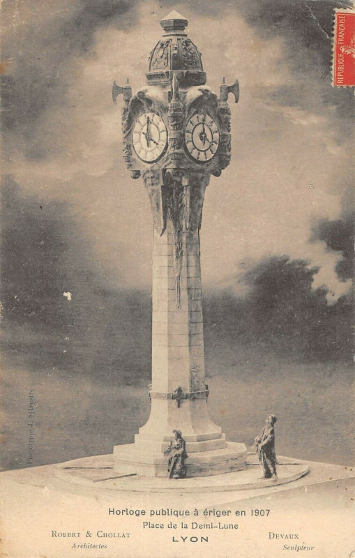 Carte postale ancienne Lyon Place De La Demi Lune Horloge A Eriger En 1907 à Lyon
