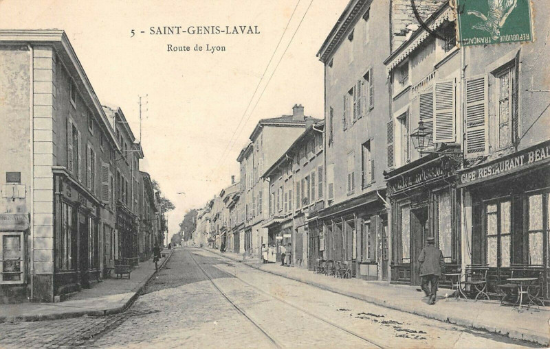Carte postale ancienne Saint Genis Laval Route De Lyon à Lyon