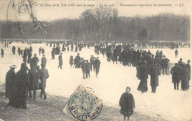 Carte postale ancienne Lyon Parc Tete D'Or Sous La Neige Promeneurs Regardant Les Patineurs à Lyon