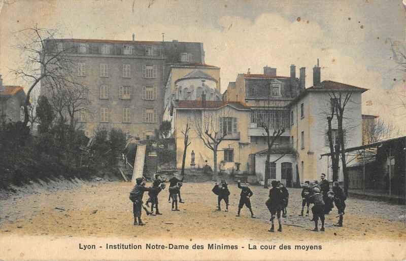 Carte postale ancienne Lyon Institution Notre Dame Des Minimes La Cour Des Moyens à Lyon