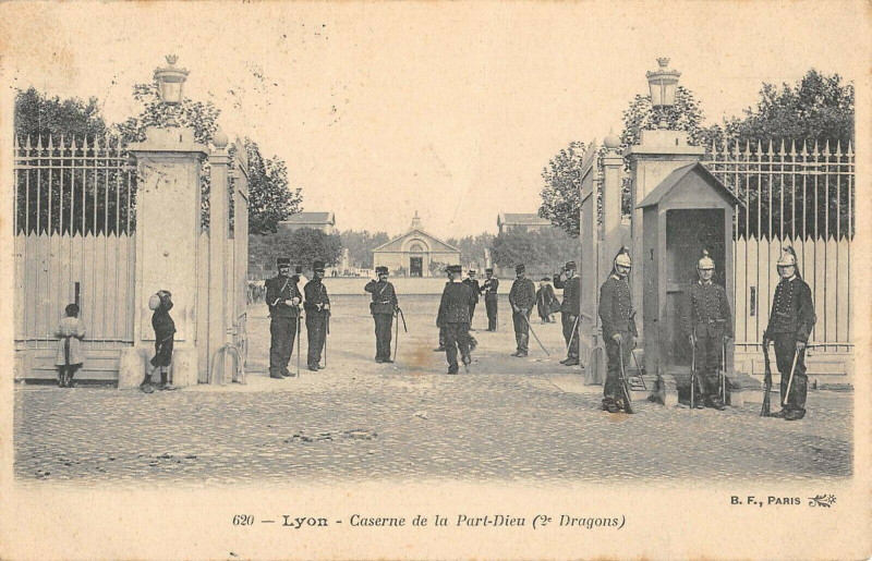 Carte postale ancienne Lyon Caserne De La Part Dieu 2e Dragons à Lyon
