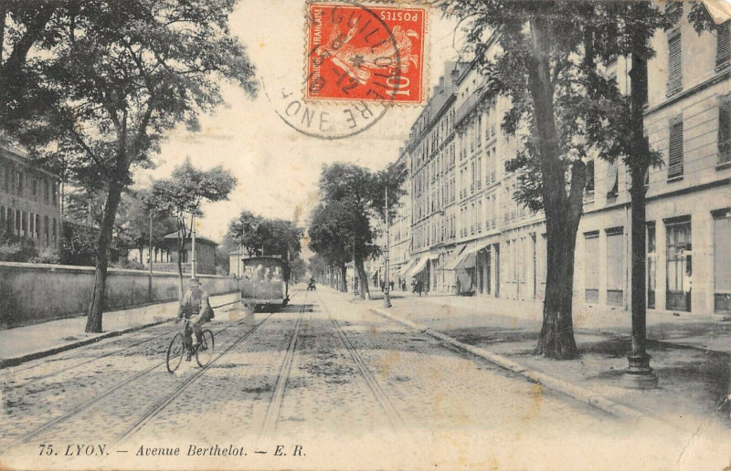 Carte postale ancienne Lyon Avenue Berthelot à Lyon
