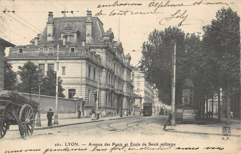 Carte postale ancienne Lyon Avenue Des Ponts Et Ecole De Sante Militaire à Lyon