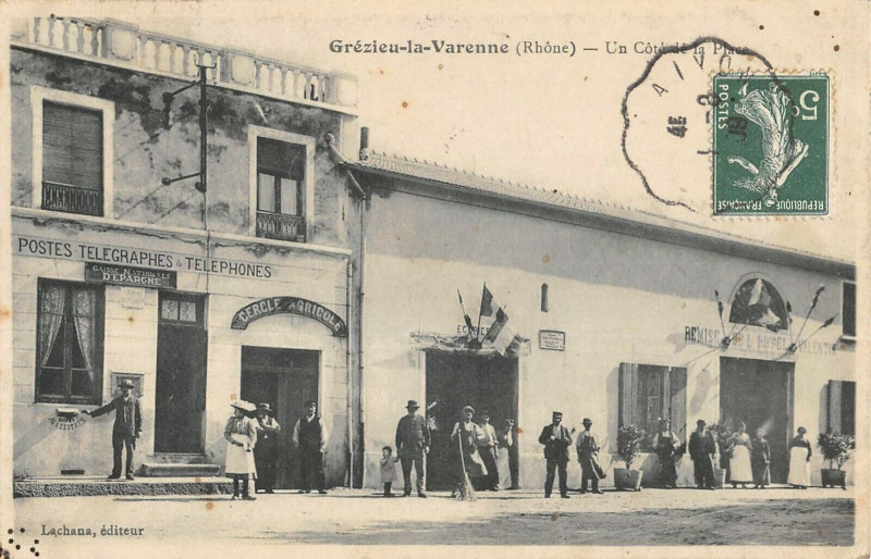 Carte postale ancienne Grezieu La Varenne Un Cote De La Place