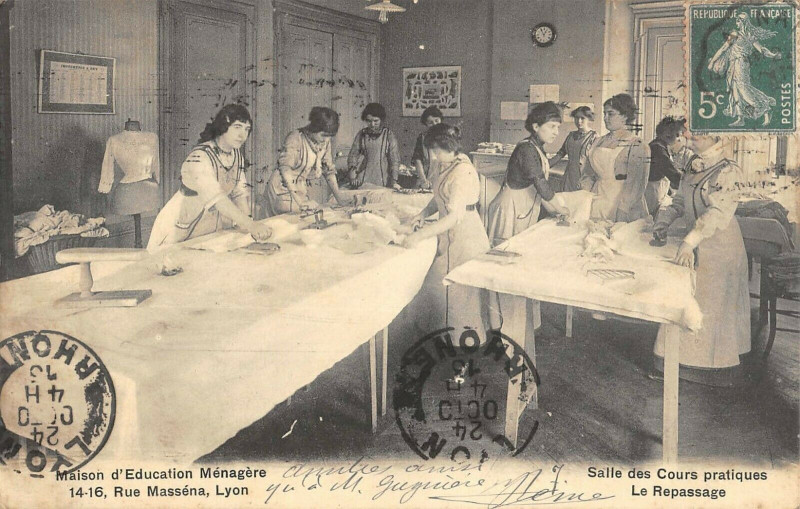 Carte postale ancienne Lyon Maison D'Education Menagere Rue Massena Repassage Cours Pratiques à Lyon