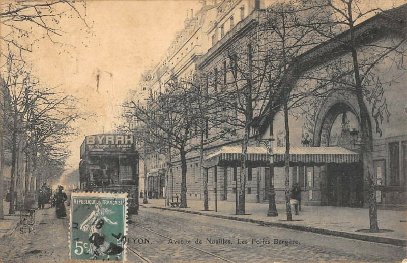 Carte postale ancienne Lyon Avenue De Noailles Les Folies Bergeres Tramway à Lyon