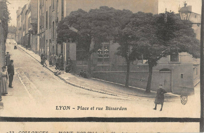 Carte postale ancienne Lyon Place Et Rue Bissardon à Lyon