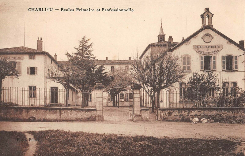 Carte postale ancienne Charlieu Ecoles Primaire Et Professionnelle à Charlieu