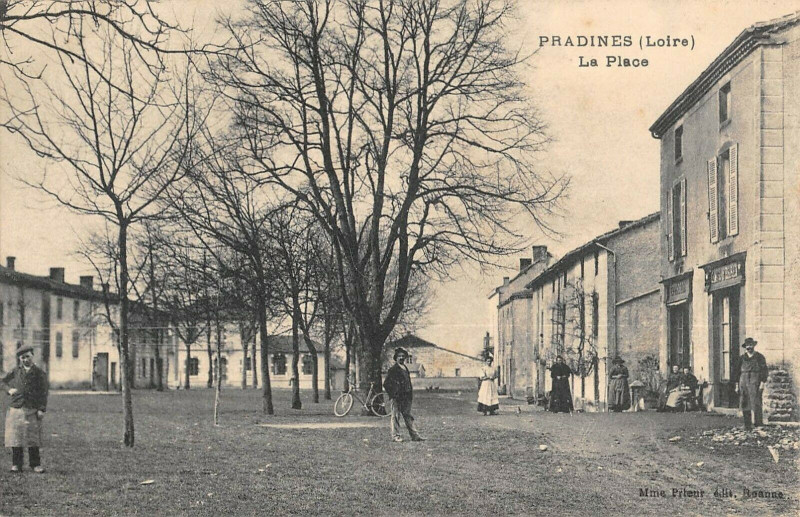 Carte postale ancienne Pradines La Place à Pradines