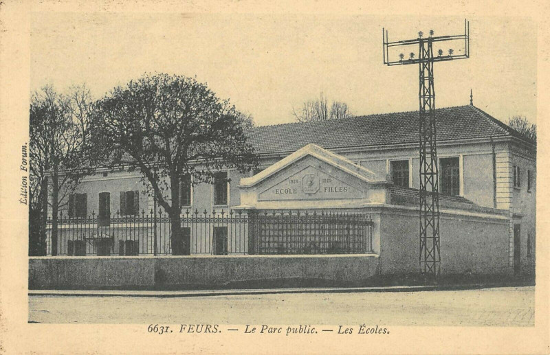 Carte postale ancienne Feurs Le Parc Public Les Ecoles à Feurs