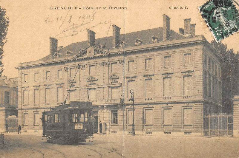 Carte postale ancienne Grenoble Hotel De La Dividion Tramway à Grenoble