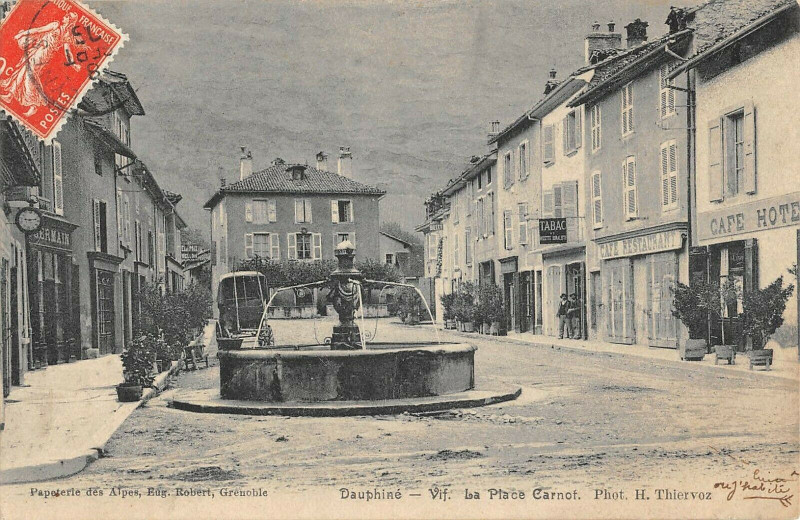 Carte postale ancienne Vif La Place Carnot à Vif