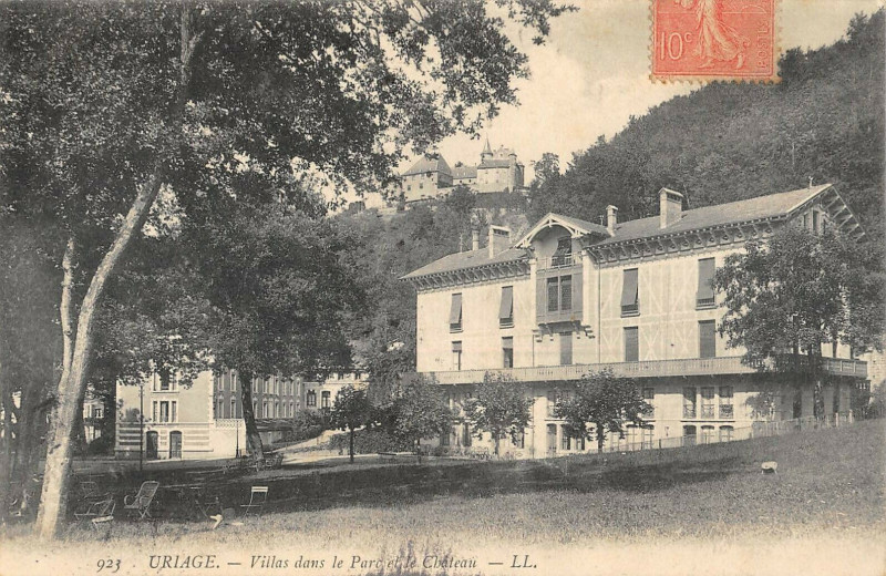Carte postale ancienne Uriage Villas Dans Le Parc
