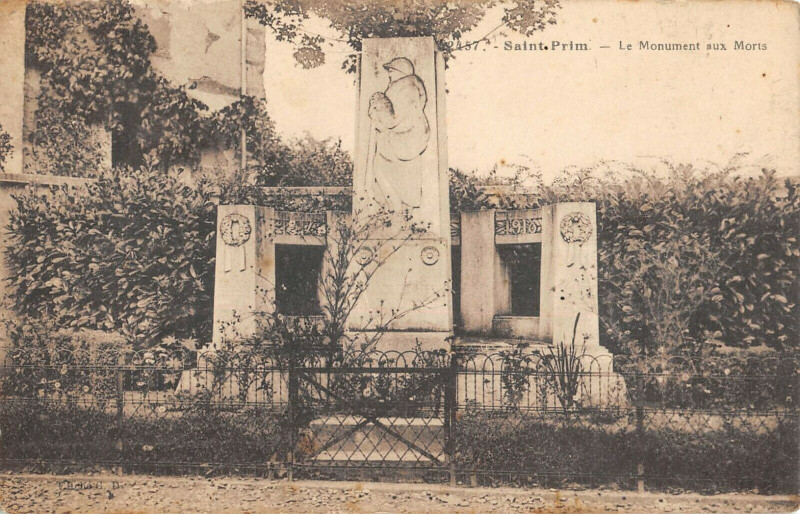 Carte postale ancienne Saint Prim Monument Aux Morts à Saint-Prim