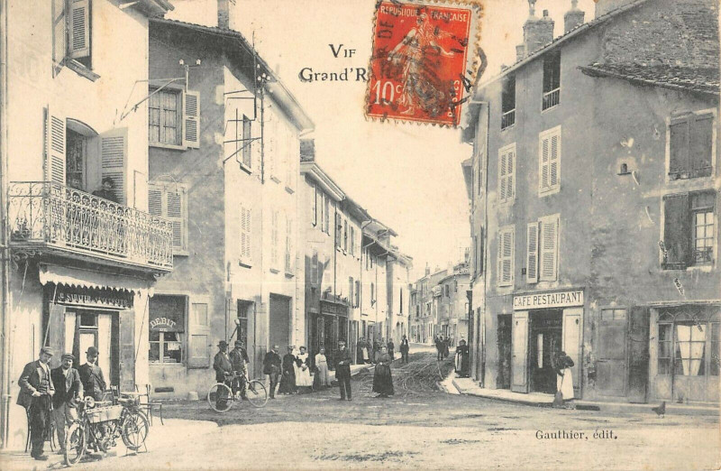 Carte postale ancienne Vif Grand Rue à Vif
