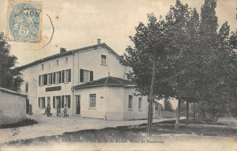 Carte postale ancienne Thil Les Bords Du Rhone Hotel Du Mautonnier à Thil