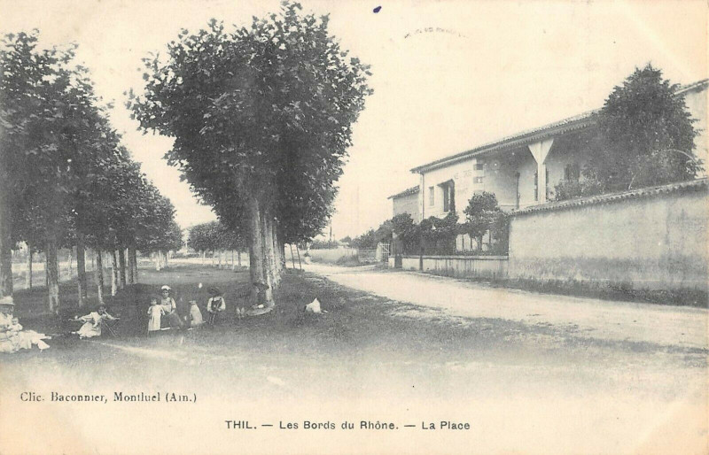 Carte postale ancienne Thil Les Bords Du Rhone La Place à Thil