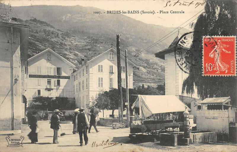 Carte postale ancienne Brides Les Bains Place Centrale à Brides-les-Bains