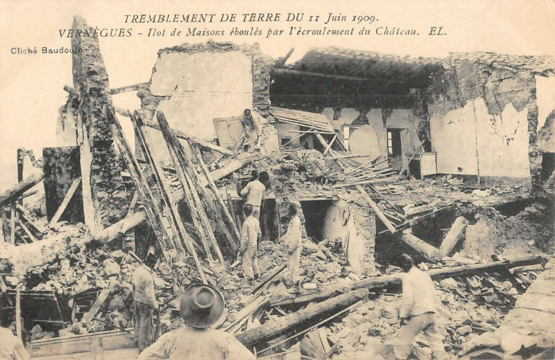 Carte postale ancienne Vernegues Tremblement De Terre 1909 Ilot De Maison Eboules