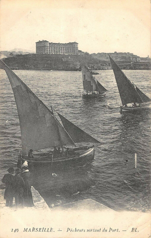 Carte postale ancienne Marseille Pecheurs Sortant Du Port à Marseille