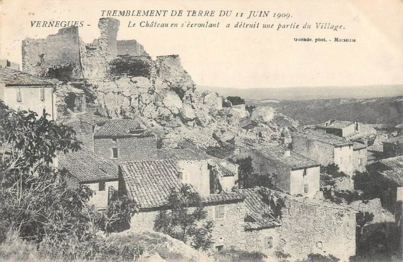 Carte postale ancienne Vernegues Tremblement De Terre 1909 Le Chateau S'Ecroulant