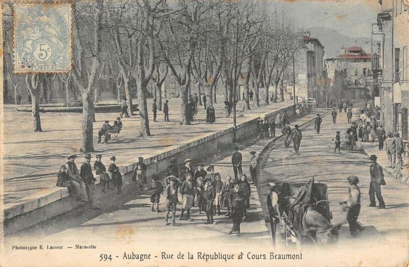 Carte postale ancienne Aubagne Rue De La Republique Et Cours Beaumont à Aubagne