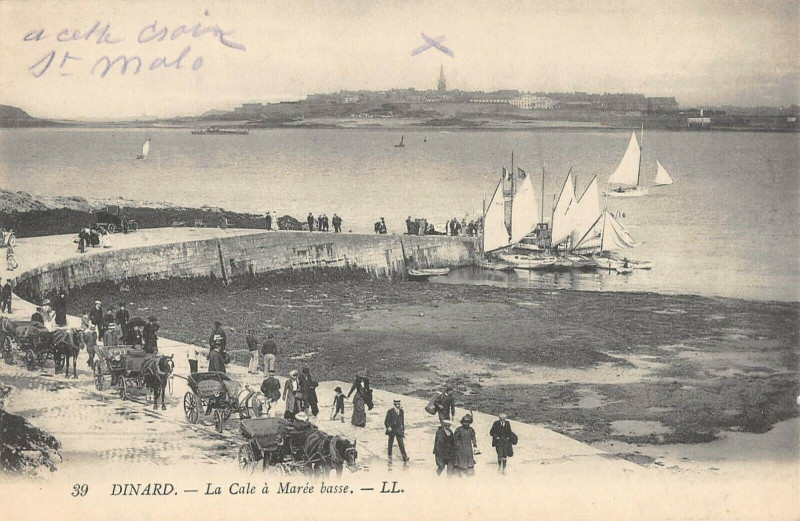 Carte postale ancienne Dinard La Cale A Maree Basse à Dinard