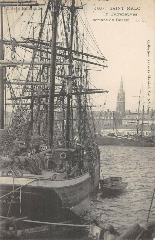 Carte postale ancienne Saint Malo Un Terreneuvas Sortant Du Bassin à Saint-Malo