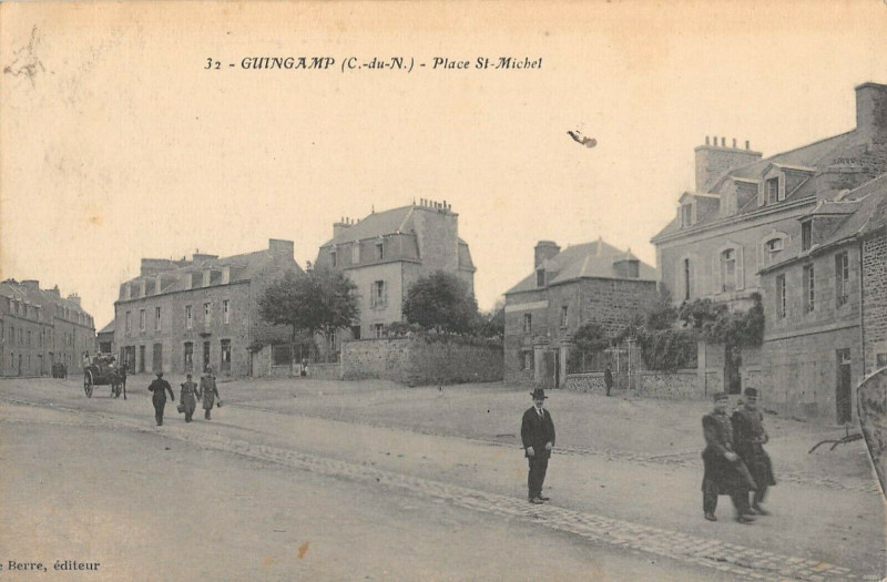 Carte postale ancienne Guingamp Place Saint Michel à Guingamp