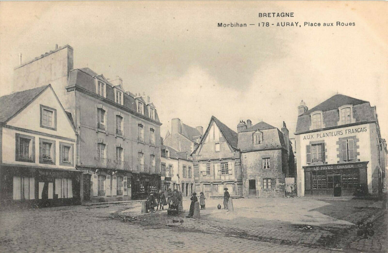 Carte postale ancienne Auray Place Aux Roues à Auray