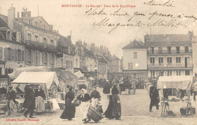 Carte postale ancienne Montargis Le Marche De La Republique à Montargis