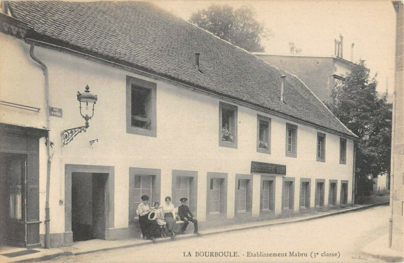 Carte postale ancienne La Bourboule Etablissement Mabru à La Bourboule
