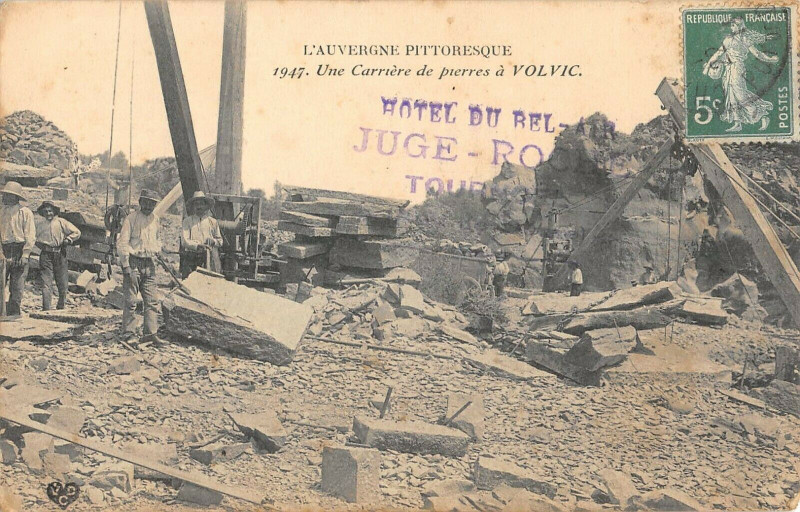 Carte postale ancienne Une Carriere De Pierres A Volvic à Volvic