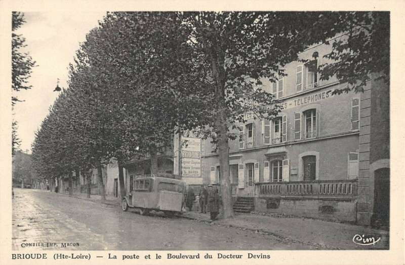 Carte postale ancienne Brioude La Poste Et Le Bd Docteur Devins à Brioude
