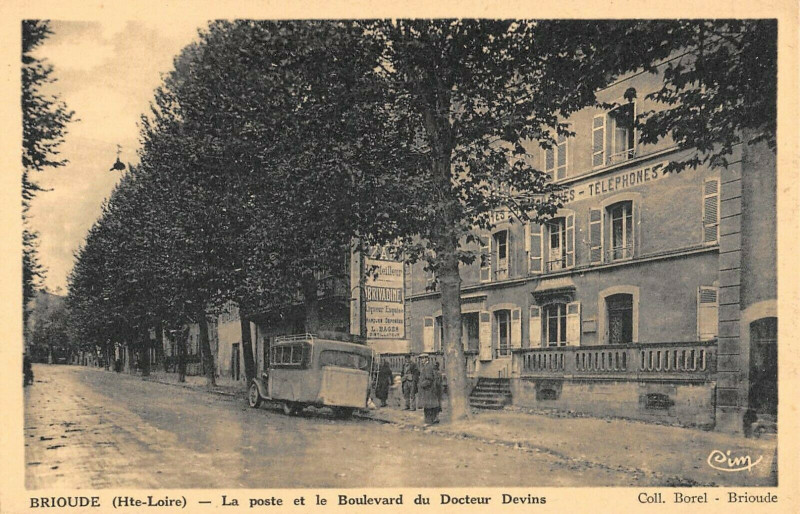 Carte postale ancienne Brioude La Poste Et Le Boulevard Docteur Devins à Brioude
