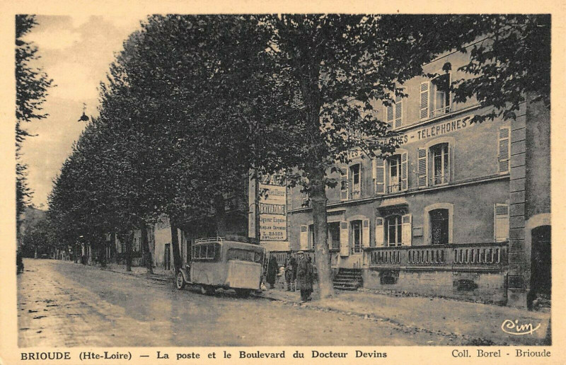 Carte postale ancienne Brioude La Poste Et Le Boulevard Docteur Devins à Brioude
