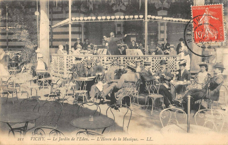Carte postale ancienne Vichy Le Jardin De L'Eden L'Heure De La Musique à Vichy