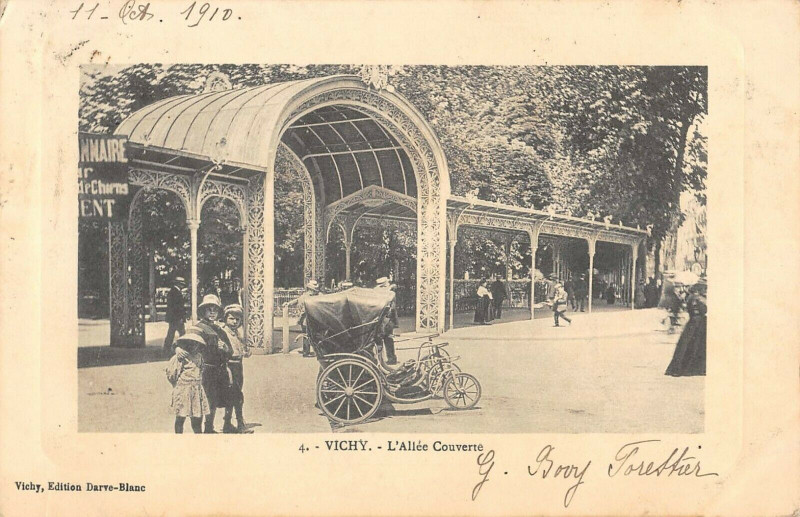 Carte postale ancienne Vichy L'Allee Couverte à Vichy