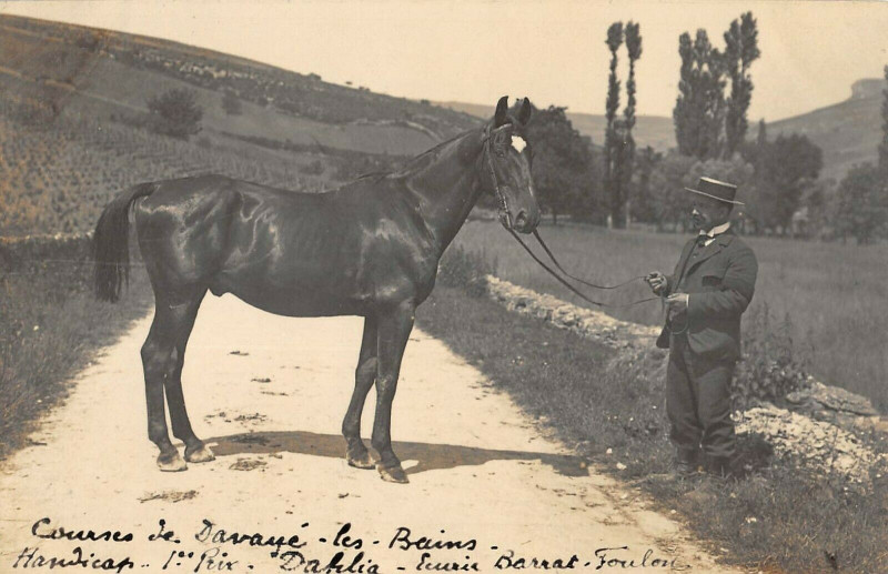 Carte postale ancienne Carte Photo Courses De Davaye Handicap 1ER Prix Dahlia Ecurie Barrat Foul