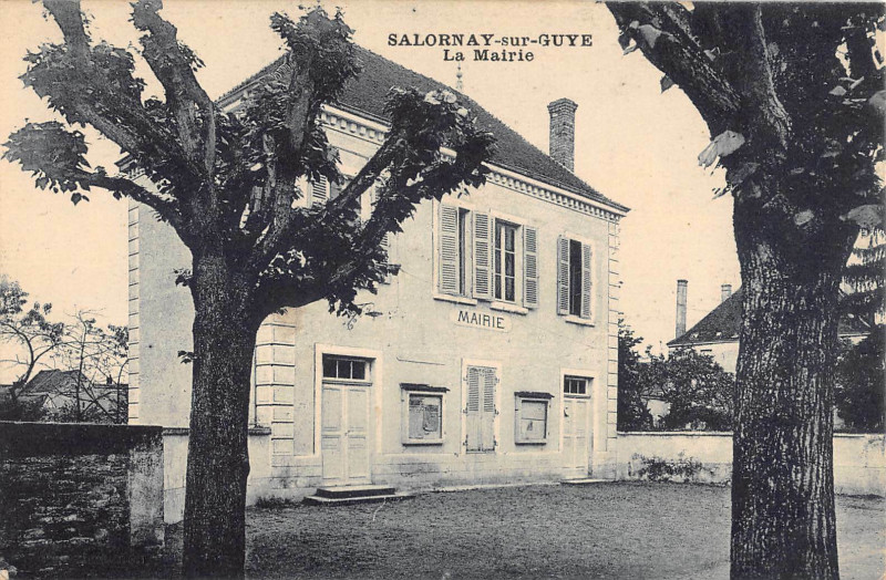 Carte postale ancienne Salornay Sur Guye La Mairie (cliché rare à Salornay-sur-Guye