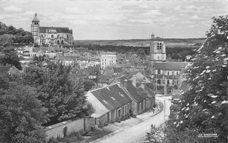 Carte postale ancienne Tonnerre Vue Panoramique à Tonnerre