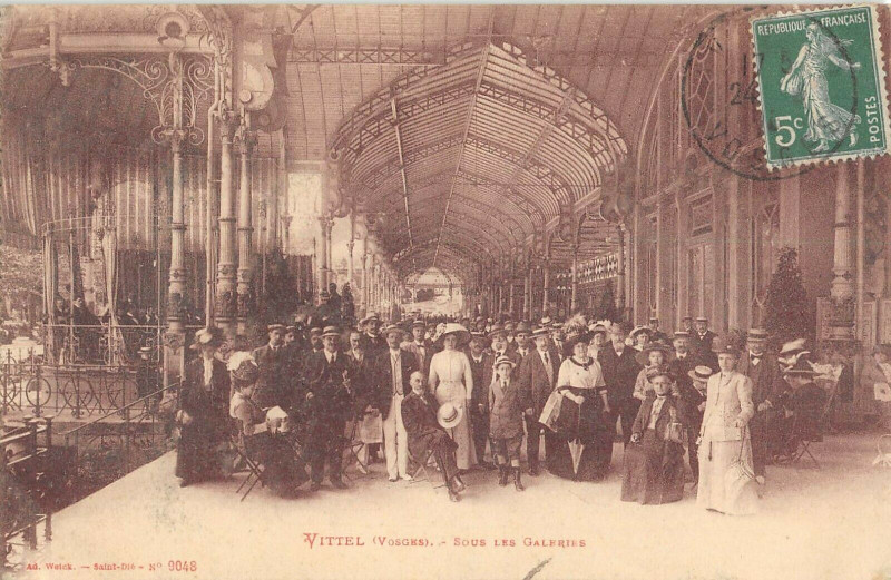 Carte postale ancienne Vittel Sous Les Galeries à Vittel