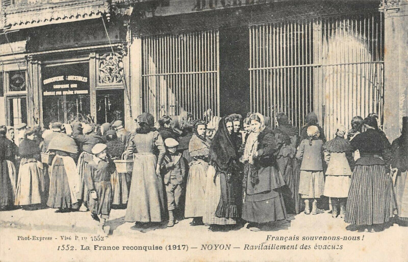 Carte postale ancienne Noyon Ravitaillement Des Evacues à Noyon